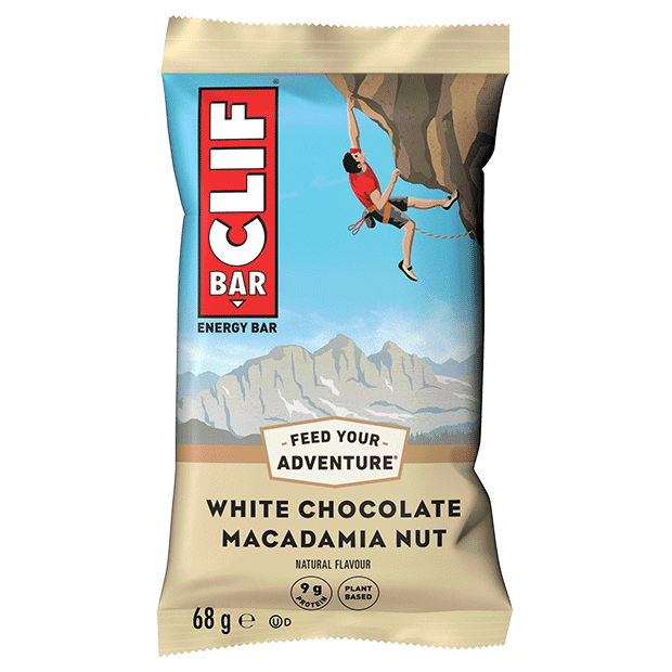 Barre CLIF White Chocolate Macadamia Nut aux noix de macadamia grillées et chocolat blanc, apportant 9 g de protéines pour accompagner toutes vos aventures.
